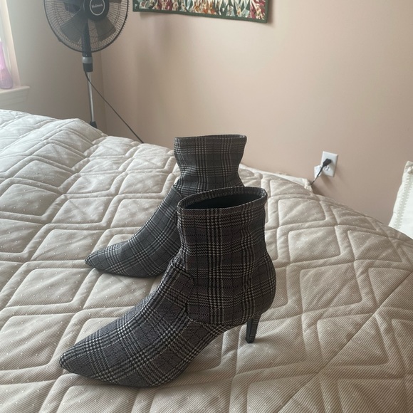 Sjort pattern boots. Stretchy pull on with small heel. - Picture 6 of 7